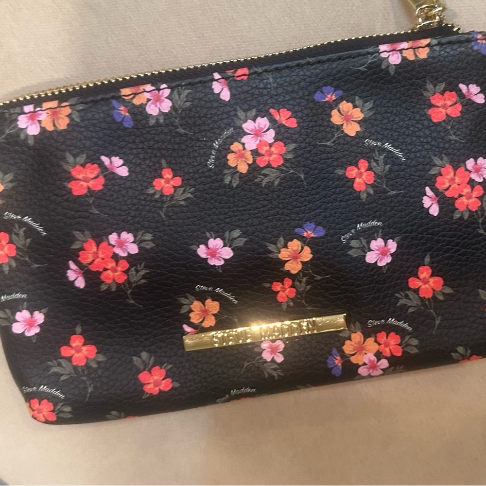 Steve Madden Black pink Floral makeup bag. 2 zippers. Wristlet
